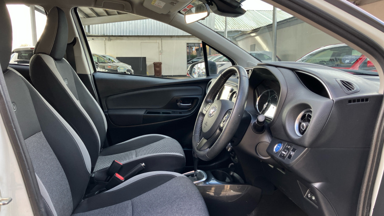 Toyota Yaris 1.5 Hybrid Y20 5dr CVT [Bi-tone] Hybrid Hatchback